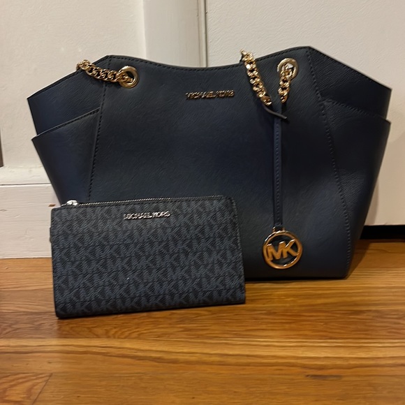 Michael Kors Women's Jet Set Travel Saffiano Leather Chain Shoulder Tote, Large - Picture 5 of 6